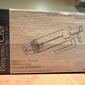 Brand New Pampered Chef Easy Accent Decorator